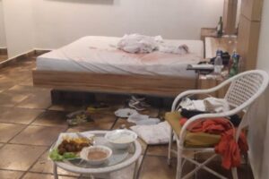 PM encontrou quarto de motel bagunçado e com drogas. (Foto: Reprodução PM)