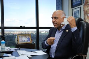 Rogério Cruz assina decreto que desobriga uso de máscaras em ambientes fechados (Foto: Prefeitura de Goiânia)