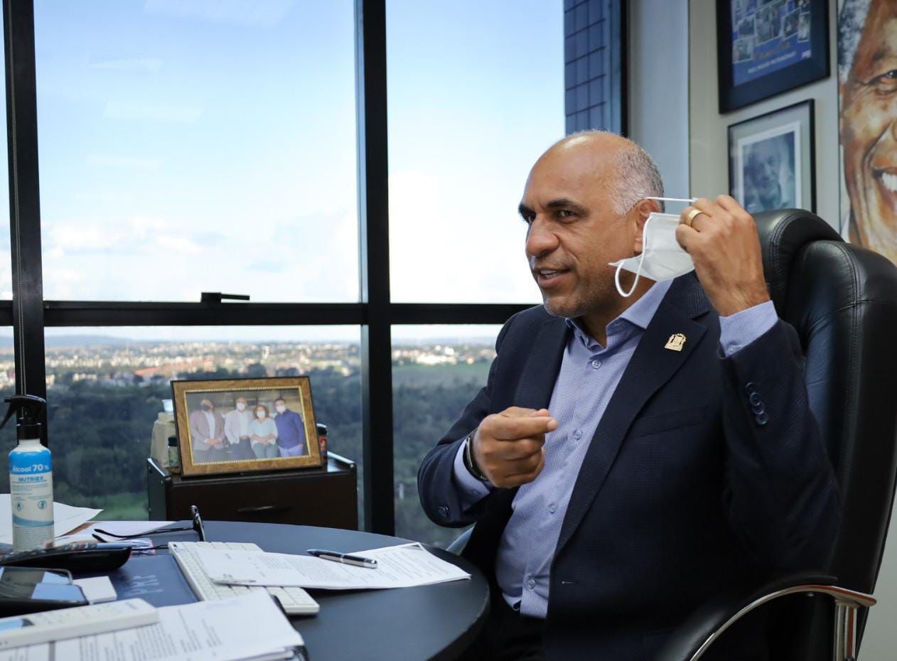 Rogério Cruz assina decreto que desobriga uso de máscaras em ambientes fechados (Foto: Prefeitura de Goiânia)