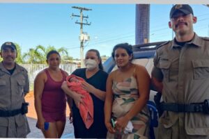 PM chegou rapidamente na casa da mãe que estava desesperada. (Foto: Reprodução)