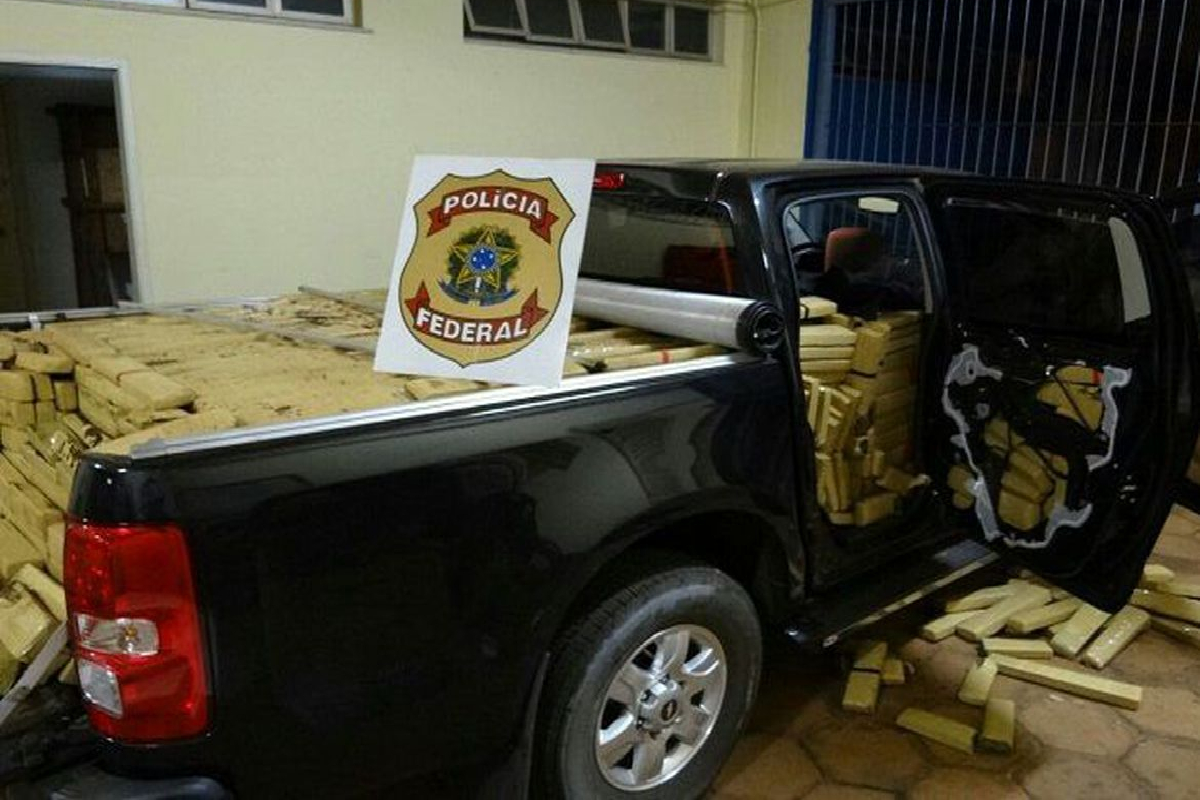 A Polícia Federal (PF) indiciou 18 pessoas, que supostamente estão envolvidas com um grupo goiano de tráfico internacional de drogas, por lavagem de dinheiro. A investigação contra a organização criminosa, que é sediada em Goiás, ocorre desde o ano de 2016 e já apreendeu mais de 6 toneladas de drogas desde que começou.