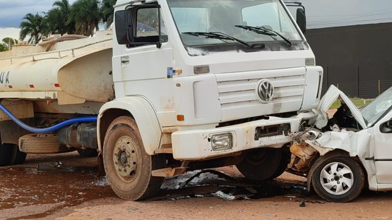 Motorista fica ferido após carro colidir contra caminhão-pipa na GO-330 em Catalão (GO)