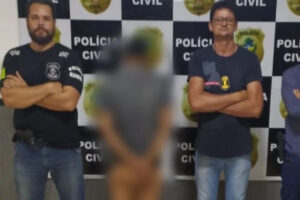 A Polícia Civil prendeu em flagrante um homem, de 32 anos, suspeito de agredir a ex-esposa com um tijolo, na cidade de Goianésia, Centro de Goiás. O crime e a prisão aconteceram no final da tarde desta quarta-feira (27). Segundo a polícia, sujeito não aceitava o fim do relacionamento.