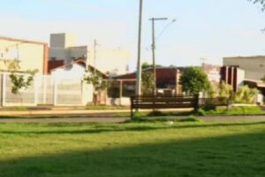Uma menina, de 10 anos, foi abandonada em uma praça, em Rio Verde. A mãe teria ido a uma casa de forró, na madrugada de domingo (3). (Foto: reprodução/TV Anhanguera)