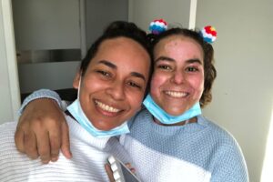 Diolange Lopes Carneiro e Annelise Lopes Andrade em saída do Hugol. (Foto: Reprodução)