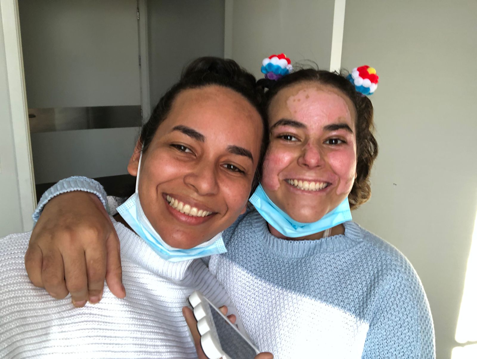 Diolange Lopes Carneiro e Annelise Lopes Andrade em saída do Hugol. (Foto: Reprodução)