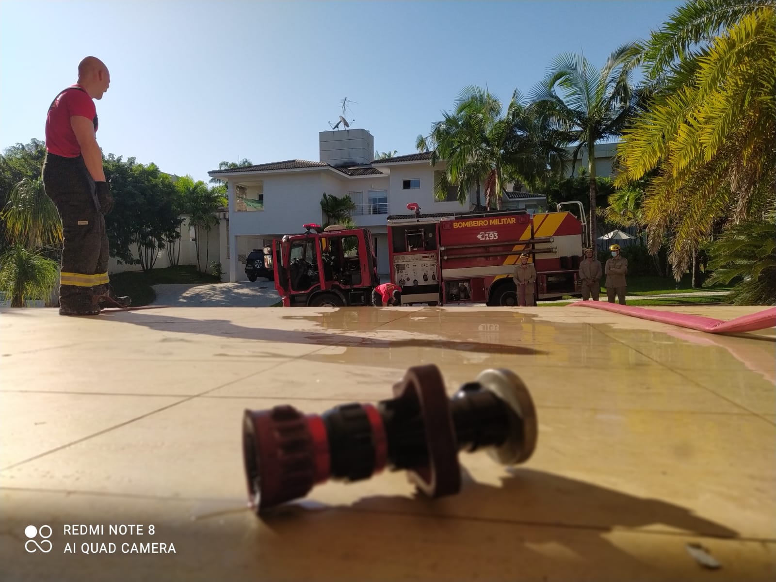 Incêndio em casa no condomínio Alphaville Flamboyant é contido pelos bombeiros (Foto: CBMGO - Divulgação)