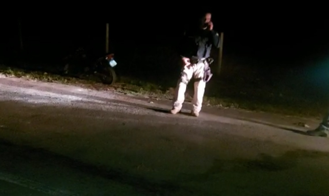 Mãe morre ao se acidentar em motocicleta conduzida pelo filho na BR-153, em Hidrolândia