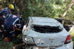 Capotamento deixa três pessoas feridas na GO-154, próximo a Carmo do Rio Verde (GO)