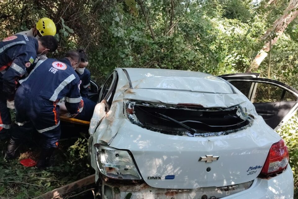 Capotamento deixa três pessoas feridas na GO-154, próximo a Carmo do Rio Verde (GO)