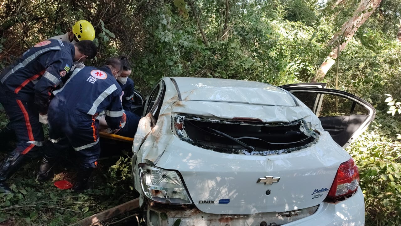 Capotamento deixa três pessoas feridas na GO-154, próximo a Carmo do Rio Verde (GO)