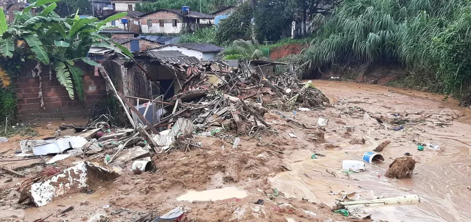 Volume de chuvas chegou a 236,01 milímetros em alguns locais. Recife: Chuvas e deslizamentos deixam 87 mortos e 56 desaparecidos