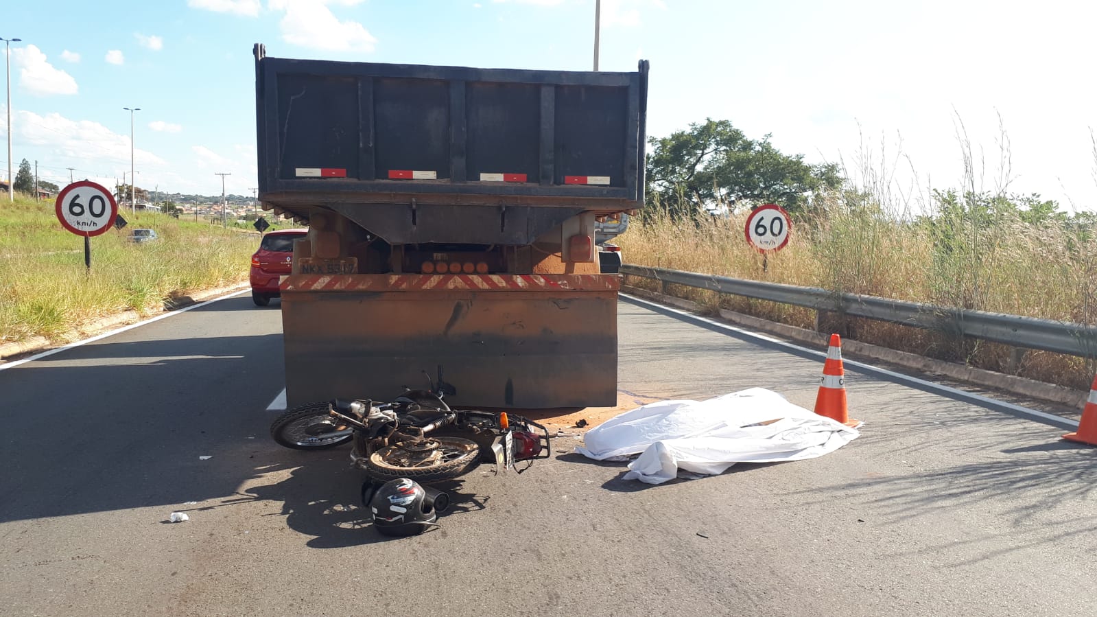 Motociclista morre após colidir na traseira de caminhão durante congestionamento na GO-040