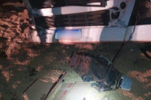 Carreta colide contra árvore e congestionamento provoca outras duas batidas entre Rio Verde e Santa Helena