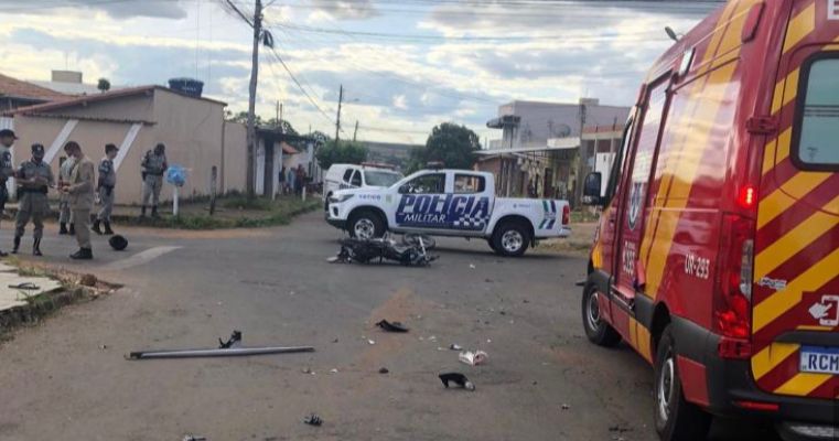 Acidente aconteceu no cruzamento da Avenida João Pinheiro com a Rua Corumbá (Foto: Divulgação/PM)