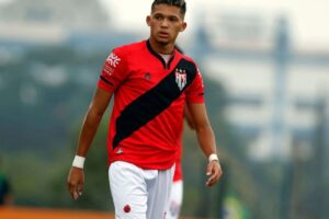 Atacante Leozinho, defendendo o Atlético Goianiense