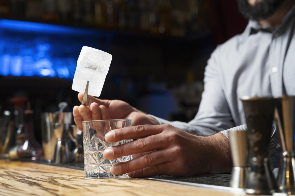 Desde que o uso de máscaras em locais fechados se tornou opcional em Goiânia, no dia 1º de abril, 24 bares foram abertos por dia na capital