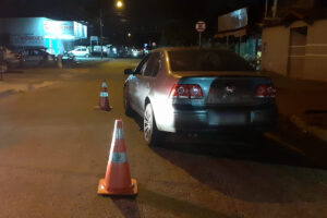 Um idoso de 71 anos, identificado como João Bosco dos Santos Freitas, morreu atropelado em Goiânia, na noite desta quarta-feira (4). De acordo com a Polícia Civil, a vítima caminhava pela Rua PH 6, no Setor Solange Park II, quando tropeçou e caiu. Enquanto se recuperava da queda, o idoso acabou sendo atropelado por um carro.