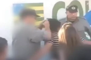 Policial militar agride mulher com puxões de cabelo durante confusão em colégio de Aparecida