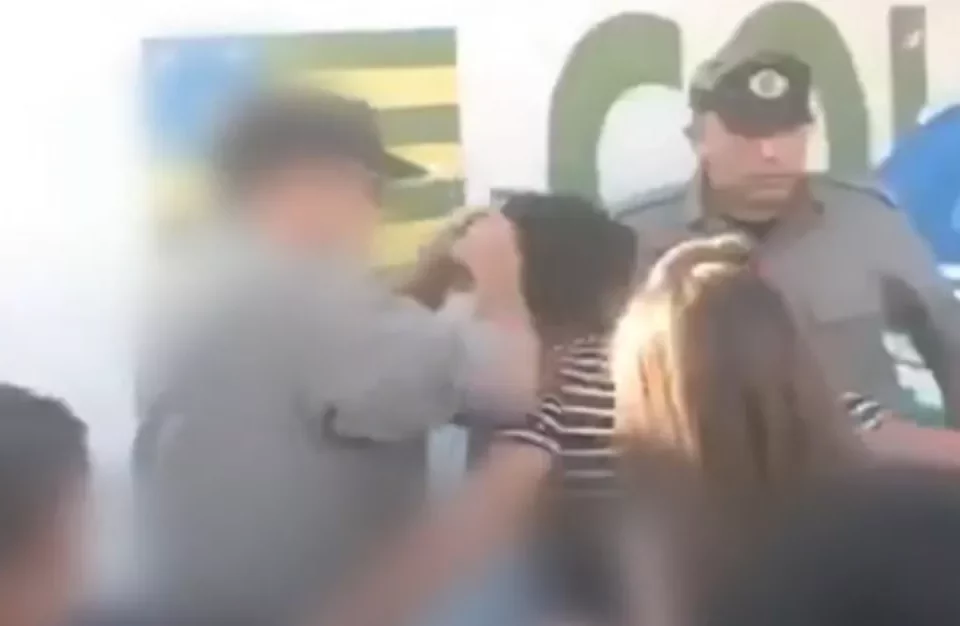 Policial militar agride mulher com puxões de cabelo durante confusão em colégio de Aparecida