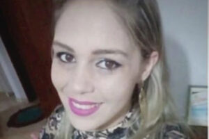 Uma mulher identificada como Luana Mendes, de 31 anos, foi assassinada à tiros na noite deste domingo (22). Crime aconteceu no setor São Francisco, na cidade de Pires do Rio, no Sudeste de Goiás. A Polícia Civil investiga o caso, mas disse que, por enquanto, as investigações seguirão em sigilo.