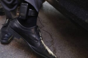 Deputado pode ter que pagar por uso irregular. Secretaria do DF pede que Daniel Silveira devolva tornozeleira eletrônica desligada há 15 dias