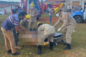Mulher morre eletrocutada ao tentar tirar pipa presa na rede elétrica, em Inhumas