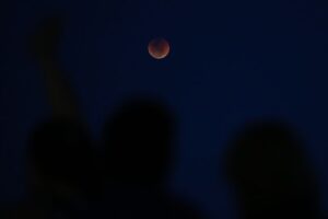Lua de Sangue triplamente especial será visível hoje de todo o Brasil