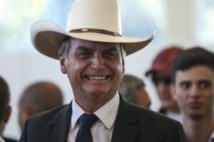 Bolsonaro transforma reforma agrária em entrega de títulos