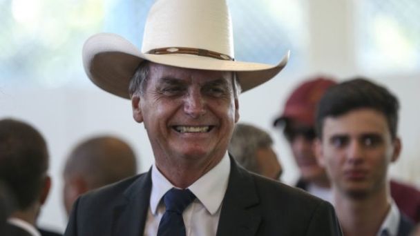 Bolsonaro transforma reforma agrária em entrega de títulos