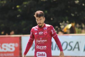 Arthur Rezende é o artilheiro do Vila Nova na Série B com 3 gols