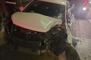 Veículo precisou ser guinchado por conta do impacto da batida (Foto: Divulgação/PM)