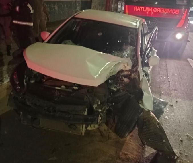 Veículo precisou ser guinchado por conta do impacto da batida (Foto: Divulgação/PM)