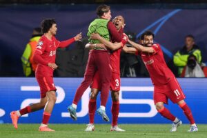 Fabinho comemora o gol do Liverpool sobre o Villarreal na Liga dos Campeões