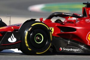 Charles Leclerc, pilotando a Ferrari na Espanha