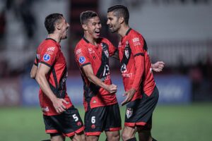 Jogadores do Atlético Goianiense comemoram gol de Jorginho