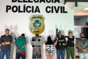 A Polícia Civil prendeu dois homens e uma mulher suspeitos de usar um lava-jato para disfarçar o tráfico de drogas na cidade de Firminópolis, no Oeste de Goiás. Ação que culminou na prisão do trio aconteceu na tarde desta segunda-feira (30).