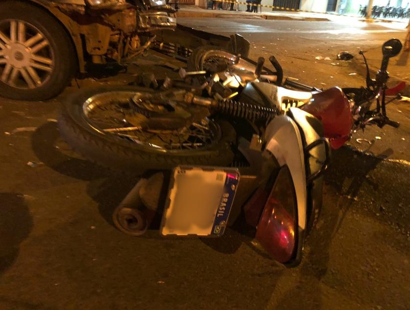 Motociclista em alta velocidade colide contra carro e é arremessado a 20 metros em Goiânia