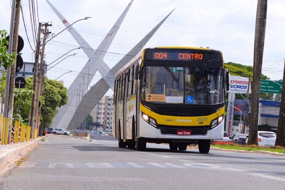 Justiça garante passe livre a deficiente visual e auditiva de Goiânia