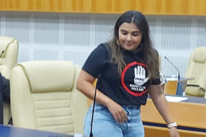 Vereadora apresenta moção de repúdio contra faculdade que impediu aluna de entrar com filho