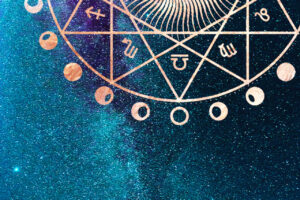 Horóscopo Mensal. Fundo de estrelas azul e roda de signos dourada.