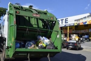 Empresa em casa abandonada de Goiânia vendeu R$ 12 mi em caminhões de lixo ao governo federal