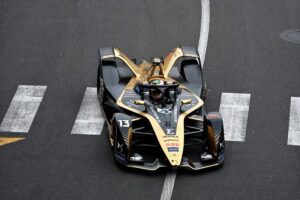 Carro da Fórmula E durante corrida na temporada 2022