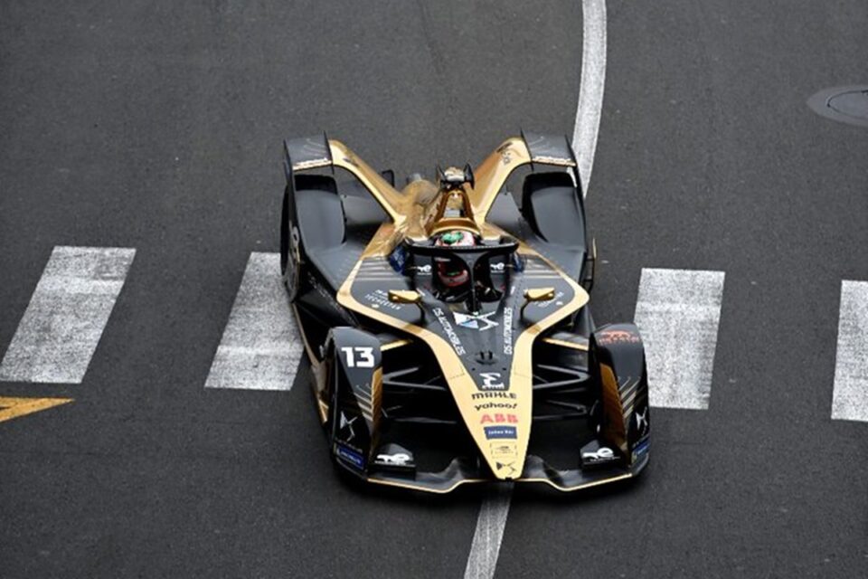 Carro da Fórmula E durante corrida na temporada 2022