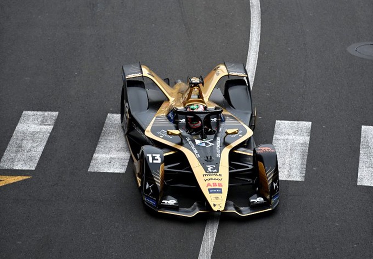 Carro da Fórmula E durante corrida na temporada 2022