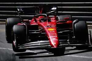 Leclerc pilotando a Ferrari em Monaco