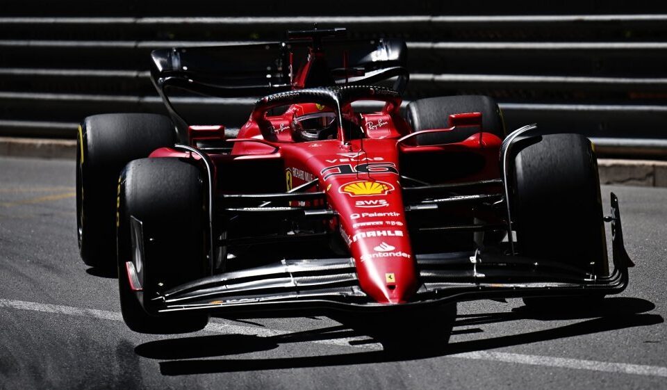 Leclerc pilotando a Ferrari em Monaco