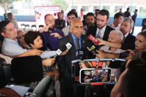 Prefeitura de Goiânia sanciona reajuste de professores e administrativos
