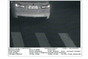 Carro que participou de racha em Goiânia foi fotografado a 123 km/h pouco antes do acidente (Foto: Reprodução)