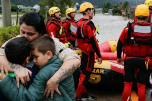 Com ciclone extratropical, SC tem mortes, 10 mil afetados, surfe de risco e rio Blumenau alto